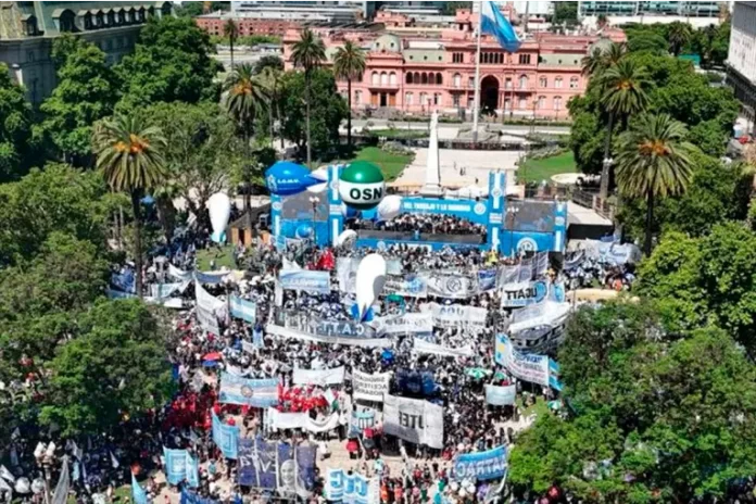 Movilización a Plaza de Mayo en rechazo a la Reforma Laboral. Foto: (Redes). Movilización a Plaza de Mayo en rechazo a la Reforma Laboral. Foto: (Redes).