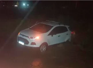 Un auto despistó en la Autovía Artigas por el agua acumulada en la calzada El auto despistado. Foto: P.E.R.