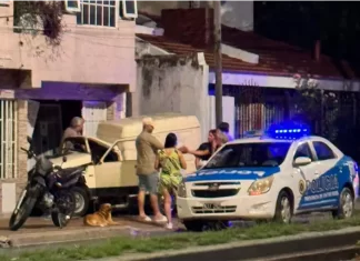 Video: un vehículo se incrustó contra una vivienda