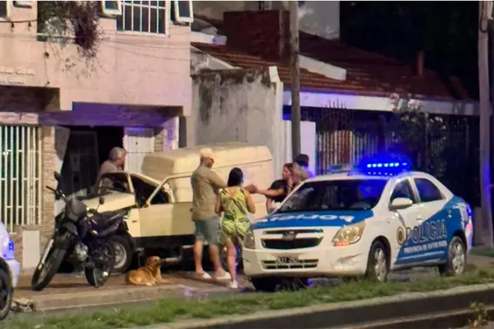 Video: un vehículo se incrustó contra una vivienda