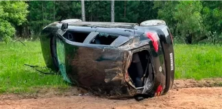 Jóvenes volcaron con su auto tras una fiesta de Navidad