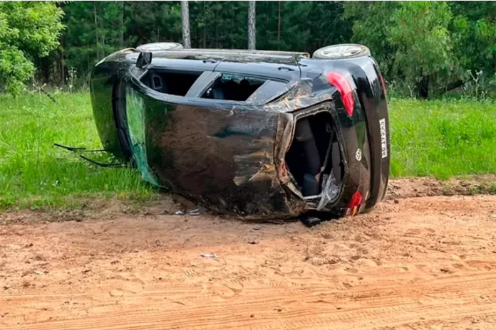 Jóvenes volcaron con su auto tras una fiesta de Navidad
