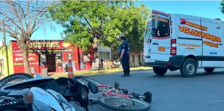 Siniestro vial en una esquina transitada. Foto: (Bomberos Voluntarios Paraná).