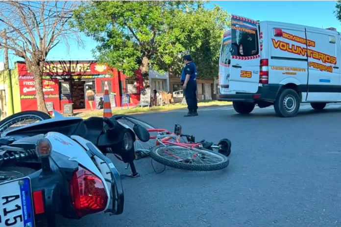 Siniestro vial en una esquina transitada. Foto: (Bomberos Voluntarios Paraná). Siniestro vial en una esquina transitada. Foto: (Bomberos Voluntarios Paraná).