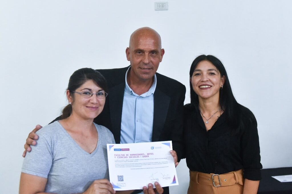 Entregaron diplomas a cuidadores de personas mayores en Colonia Avellaneda. Foto: (MCA)