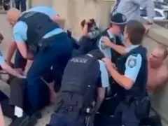 Dos hombres armados mataron a nueve personas en una playa durante una fiesta judía