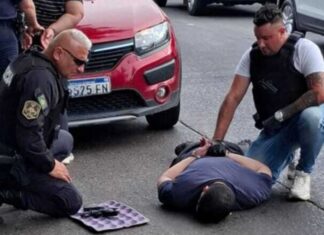 un policía atropelló a un joven en moto, huyó y cuando iba a entregarse mató a tiros a un primo de la víctima