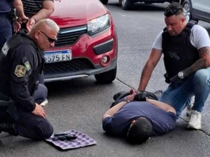 un policía atropelló a un joven en moto, huyó y cuando iba a entregarse mató a tiros a un primo de la víctima