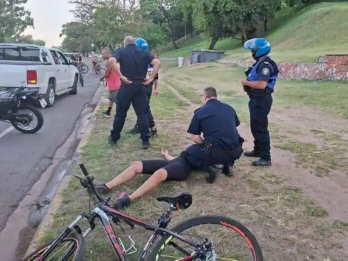 Un móvil policial chocó a una ciclista en la Costanera de Paraná