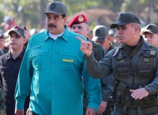 Las Fuerzas Armadas de Venezuela exigieron a Estados Unidos la liberación de Nicolás Maduro El líder chavista Nicolás Maduro junto al ministro de Defensa de Venezuela, Vladimir Padrino López. Foto: Reuters