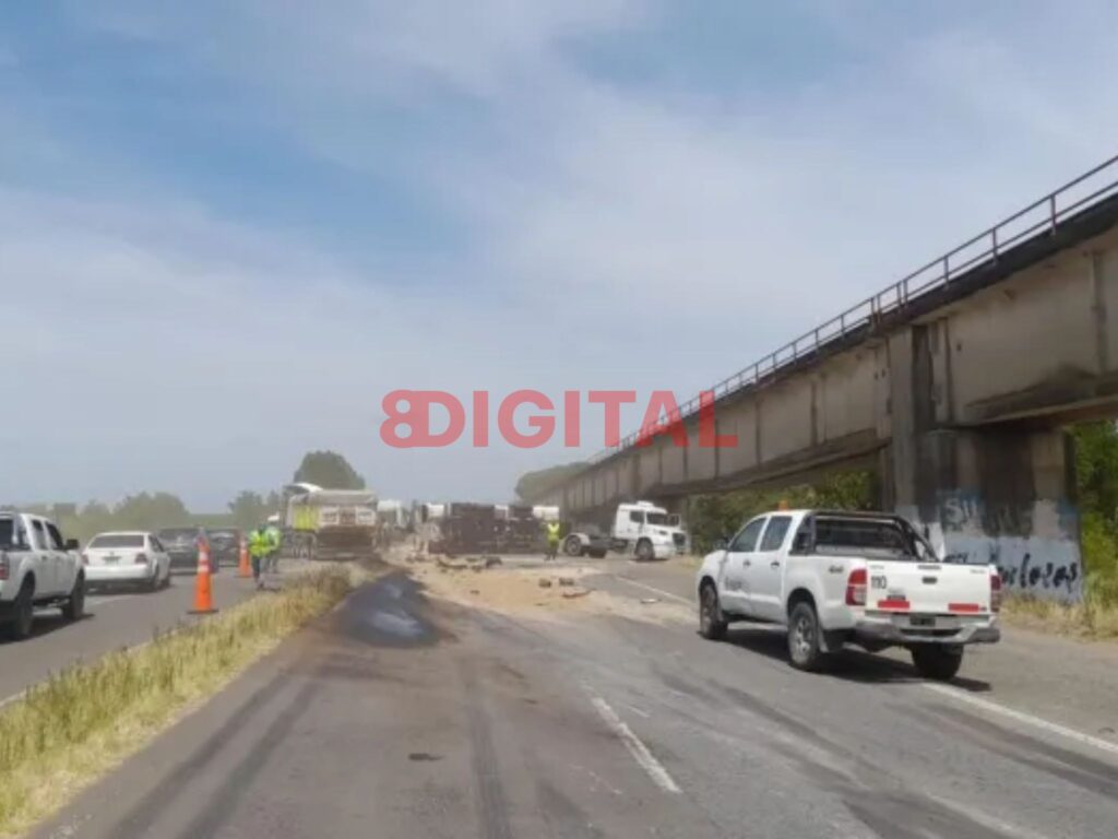 Choque y vuelco de camiones provocó el corte total de la ruta 12 en Entre Ríos. Foto: Elochodigital