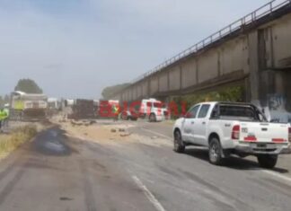 Choque y vuelco de camiones provocó el corte total de la ruta 12 en Entre Ríos. Foto: Elochodigital
