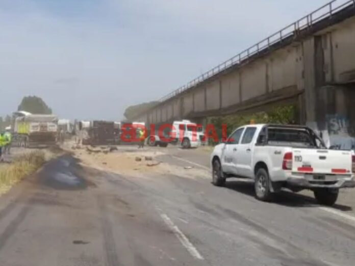 Choque y vuelco de camiones provocó el corte total de la ruta 12 en Entre Ríos. Foto: Elochodigital Choque y vuelco de camiones provocó el corte total de la ruta 12 en Entre Ríos. Foto: Elochodigital
