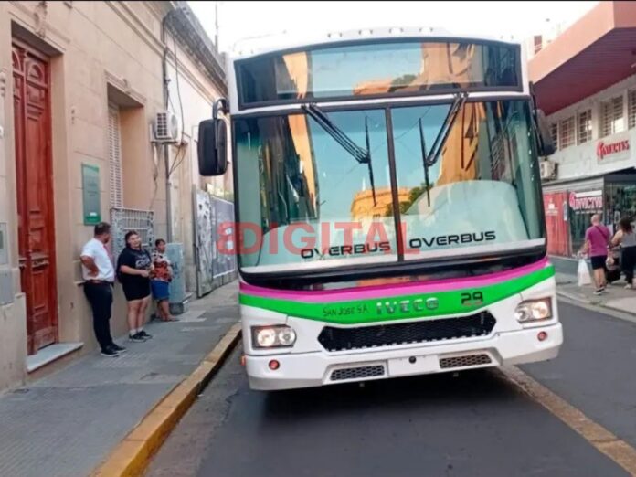 Murió el hombre que cayó al bajar de un colectivo. Foto: Elonce Murió el hombre que cayó al bajar de un colectivo. Foto: Elonce