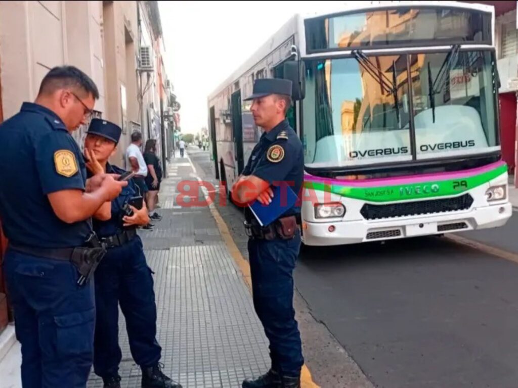 Murió el hombre que cayó al bajar de un colectivo. Foto: Elonce