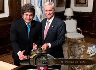 El presidente Javier Milei, con el recientemente electo presidente de Chile, José Antonio Kast