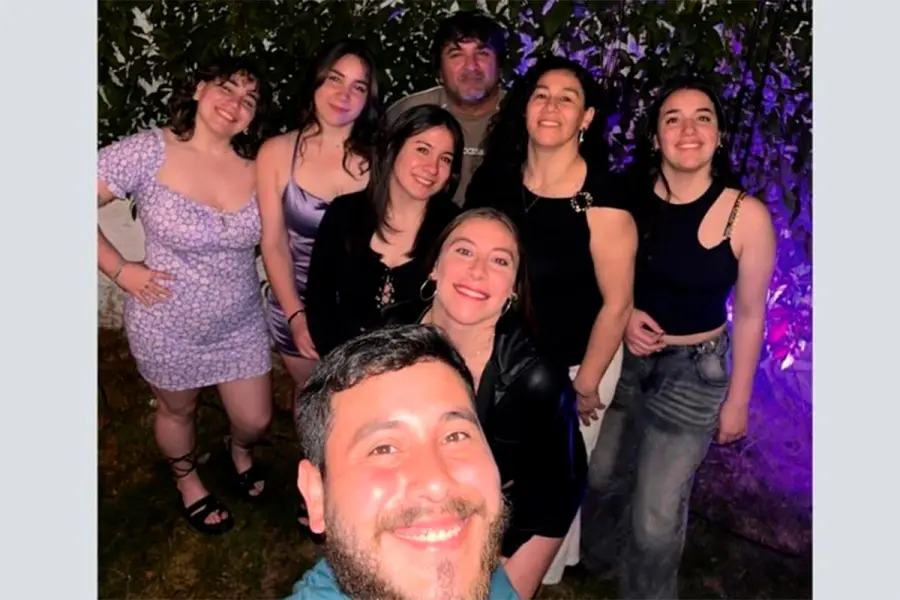 La familia Martínez-Techeira: detrás, de izquierda a derecha, Dafne (21), Gabriela Liz (20, fallecida), Sebastián (45), Nora (44, fallecida) y Astrid (17, internada grave). Los tres del centro, Guillermo (24), Abigaíl (25) y Omaira (17, fallecida).