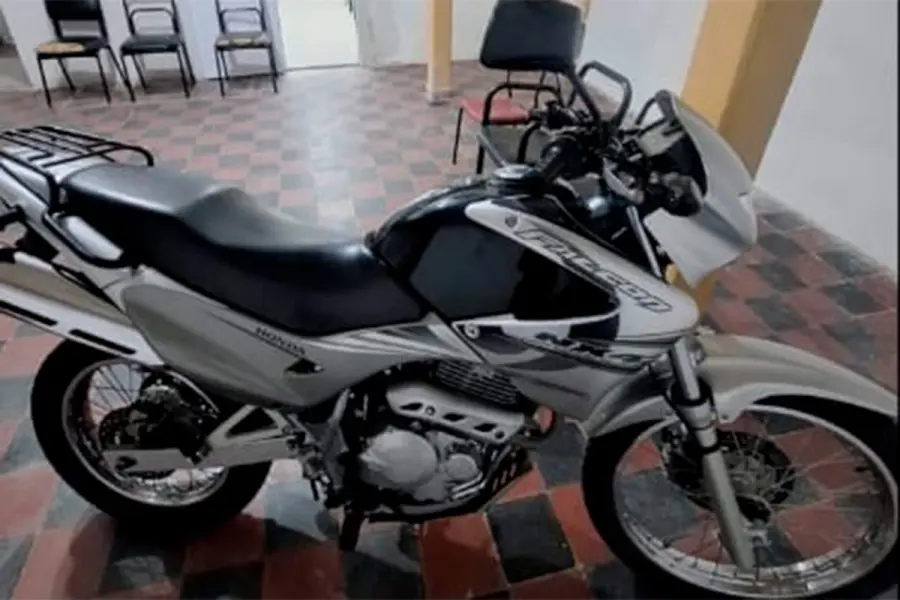 Huyó de la Policía, se ocultó en una casa y lo detuvieron con un arma cargada y una suma importante de dinero