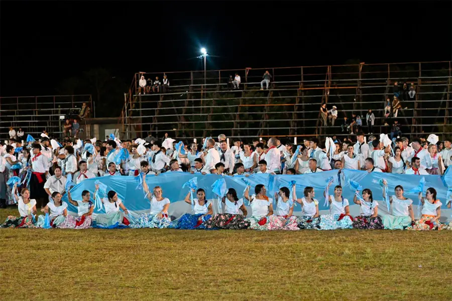 Con casi 600 bailarines, un ballet tiñó de celeste y blanco la segunda noche del Festival de Diamante
