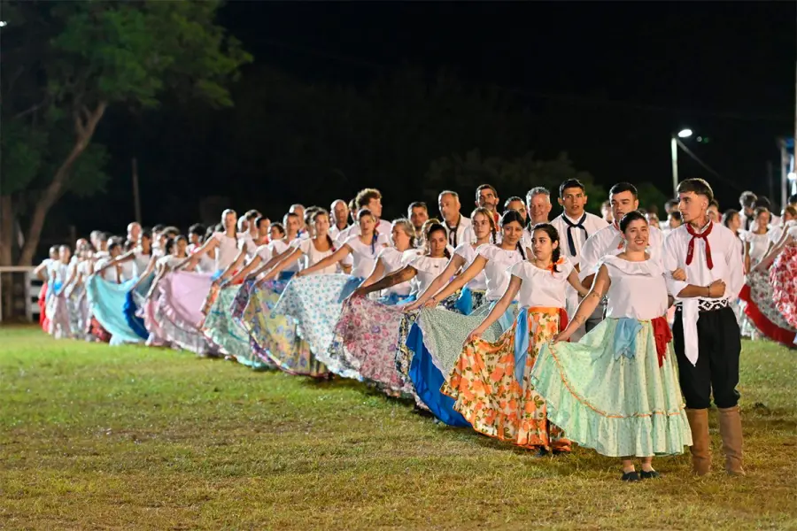Con casi 600 bailarines, un ballet tiñó de celeste y blanco la segunda noche del Festival de Diamante