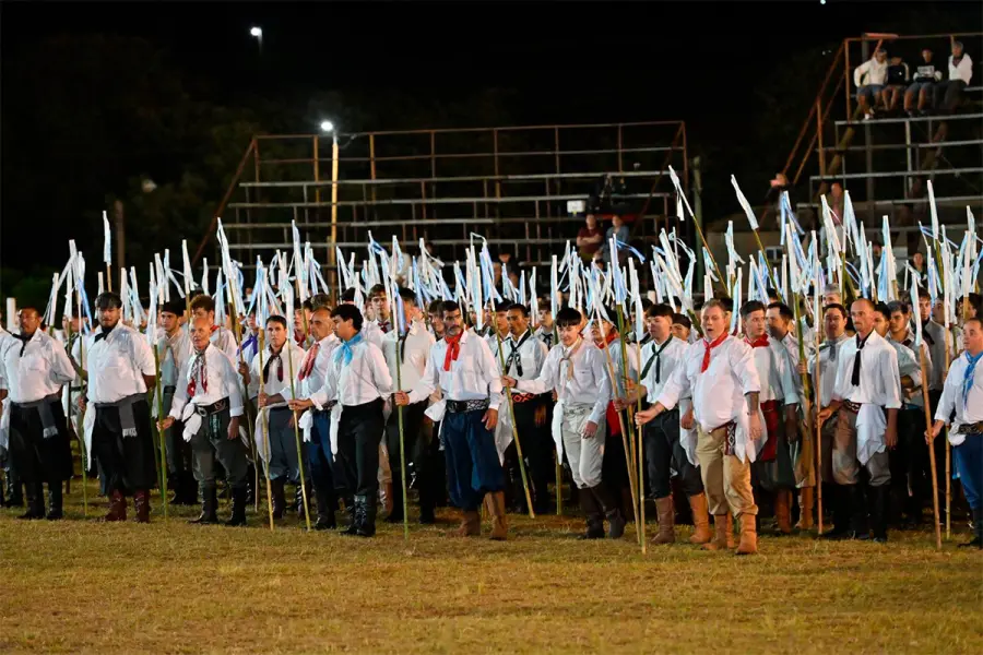 Con casi 600 bailarines, un ballet tiñó de celeste y blanco la segunda noche del Festival de Diamante