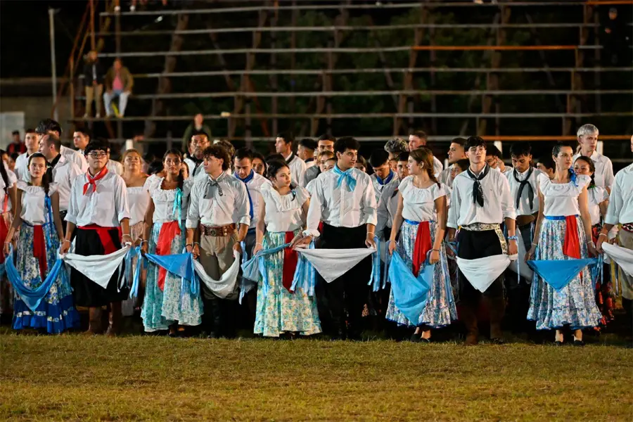 Con casi 600 bailarines, un ballet tiñó de celeste y blanco la segunda noche del Festival de Diamante