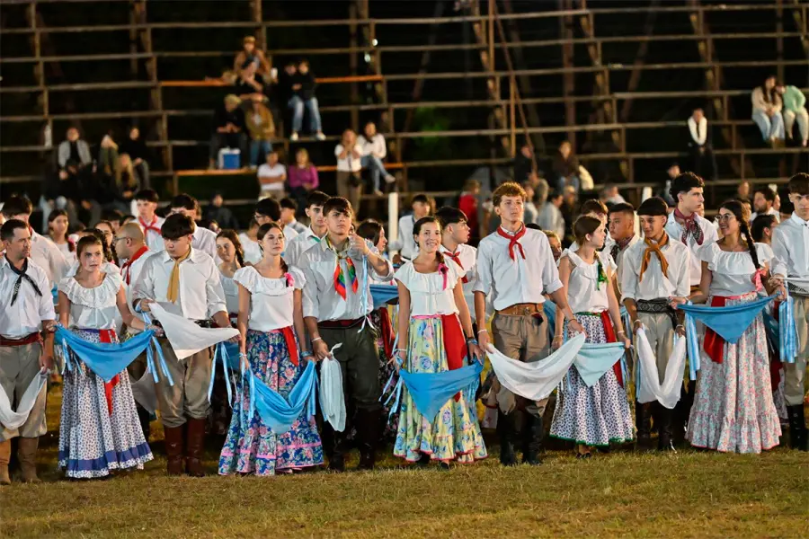 Con casi 600 bailarines, un ballet tiñó de celeste y blanco la segunda noche del Festival de Diamante