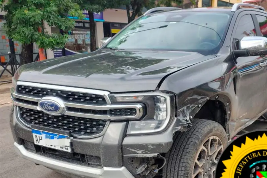 Joven alcoholizado chocó una camioneta de alta gama contra la rotonda Urquiza en Concepción del Uruguay