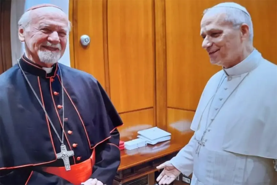 Bokalic Iglic regala un poncho al Papa León XIV. Foto: Religión Digital