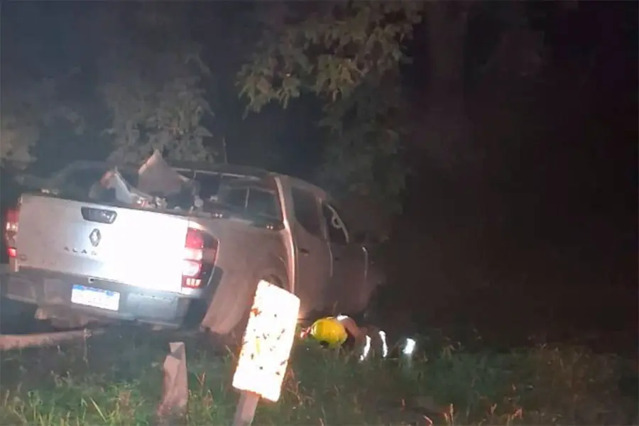 Volcó una camioneta sobre la Ruta 12- Bomberos Voluntarios de Paraná