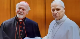 Bokalic Iglic regala un poncho al Papa León XIV. Foto: Religión Digital