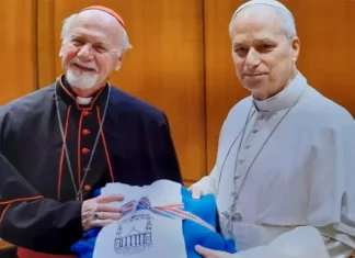 Bokalic Iglic regala un poncho al Papa León XIV. Foto: Religión Digital