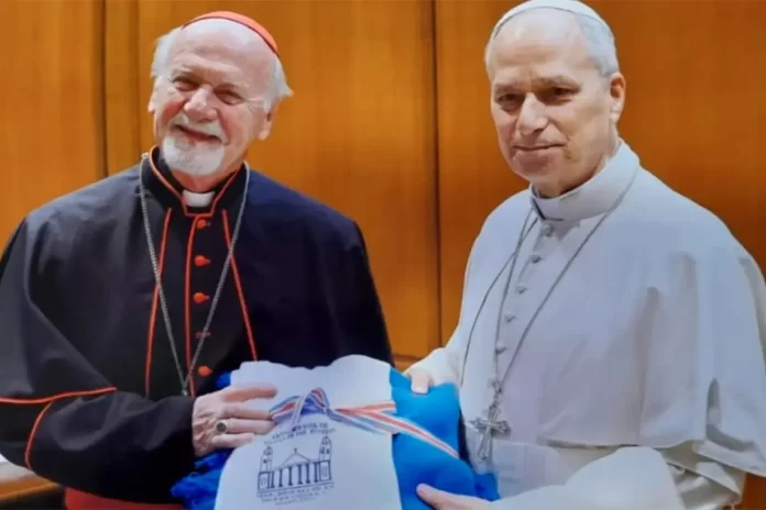 Bokalic Iglic regala un poncho al Papa León XIV. Foto: Religión Digital