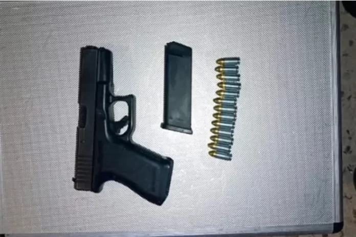 Huyó de la Policía, se ocultó en una casa y lo detuvieron con un arma cargada y una suma importante de dinero