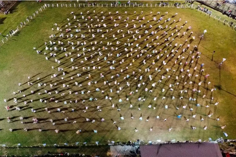 Con casi 600 bailarines, un ballet tiñó de celeste y blanco la segunda noche del Festival de Diamante
