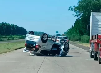 Vuelco en la Ruta 14 a la altura de Federación: un auto perdió el control y quedó sobre la calzada Vuelco en la Ruta 14 a la altura de Federación: un auto perdió el control y quedó sobre la calzada