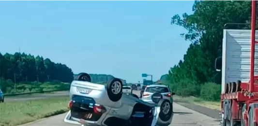 Vuelco en la Ruta 14 a la altura de Federación: un auto perdió el control y quedó sobre la calzada