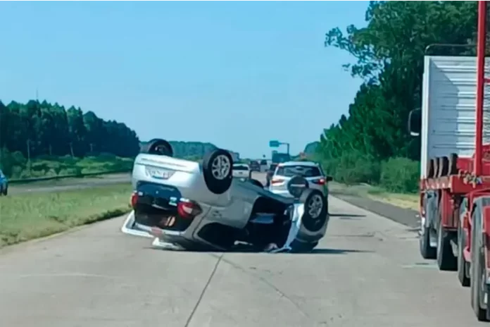 Vuelco en la Ruta 14 a la altura de Federación: un auto perdió el control y quedó sobre la calzada Vuelco en la Ruta 14 a la altura de Federación: un auto perdió el control y quedó sobre la calzada