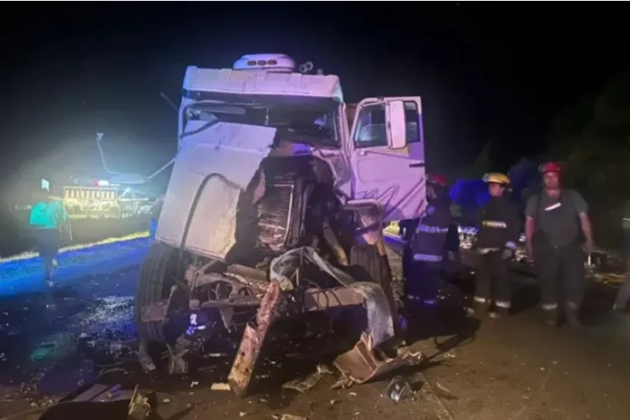 Así quedó uno de los camiones. Foto: R2820