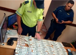 Detuvieron a dos hombres por presunta estafa en Ruta 12: secuestraron dólares, pesos y joyas Dólares secuestrados en Ruta 12.