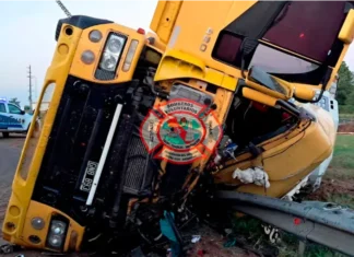 Espectacular vuelco de un camión en la Autovía Artigas: el conductor quedó atrapado y fue rescatado tras dos horas El joven estaba lúcido. Foto: Bomberos