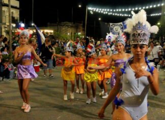 San Benito vivió a pleno los Corsos 2026 con una multitudinaria convocatoria en la Avenida San Martín San Benito vivió a pleno los Corsos 2026. Foto: Elochodigital