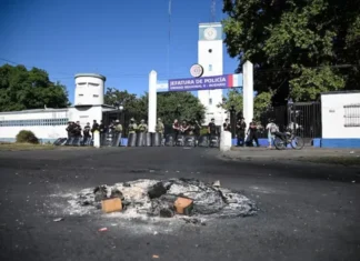 Conflicto policial en Santa Fe: el Gobierno acercó una propuesta, pero la protesta continúa en Rosario Protesta policial en Rosario.