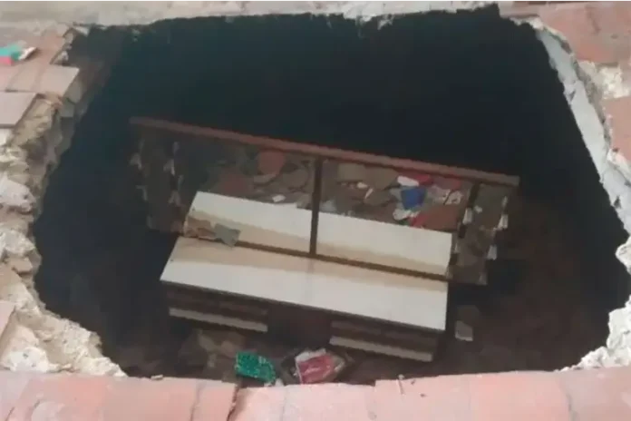 Socavón en una peluquería de Rosario del Tala. Foto Tala Radio Socavón en una peluquería de Rosario del Tala. Foto: Tala Radio