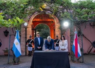 Rogelio Frigerio firmó el acta. Foto: Gobierno de Entre Ríos.