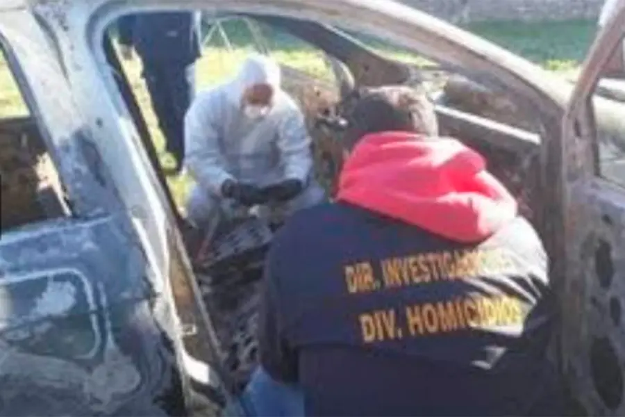 Las primeras pericias en el auto incendiado. Foto: Códigos