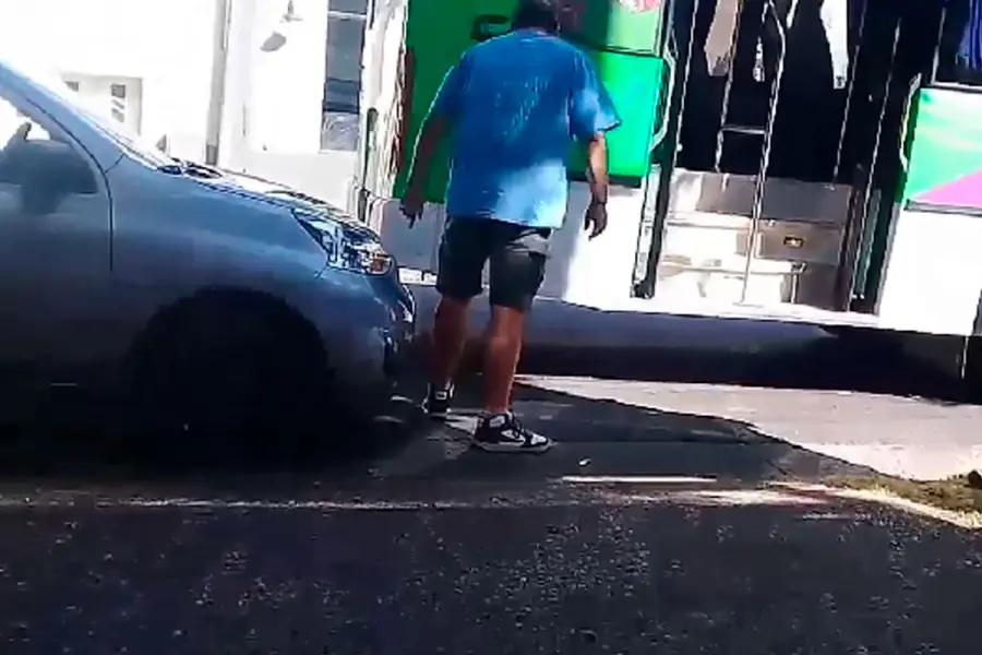 Automovilista golpeó a un colectivero tras un incidente vial en Paraná