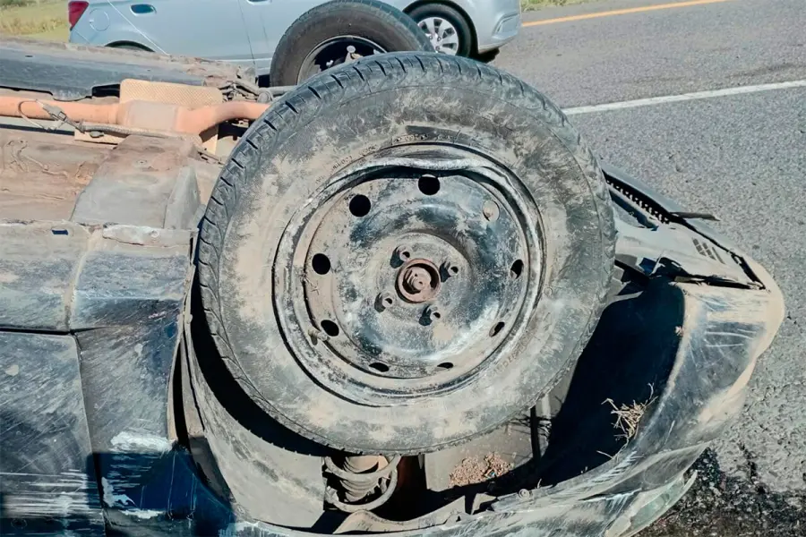 Volcó un auto en la Autovía 14 tras pinchar una rueda