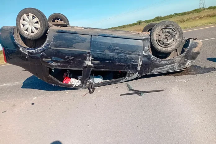 Volcó un auto en la Autovía 14 tras pinchar una rueda
