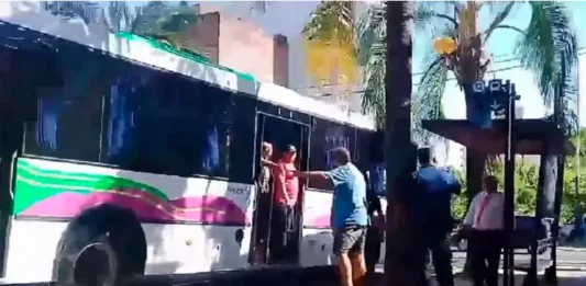 Automovilista golpeó a un colectivero tras un incidente vial en Paraná